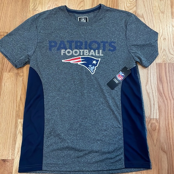 🎉HP🎉NWT NE Patriots Performance TShirt - Picture 1 of 4